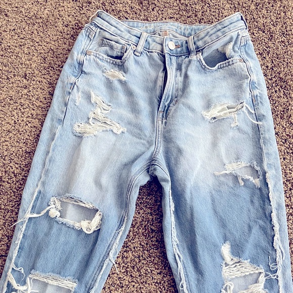 American Eagle High Waisted tapered & ankle skimming Ripped Mom Jean in size 28 - Picture 4 of 6